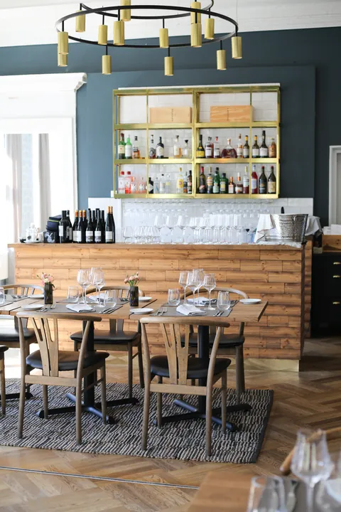 The OOBU bar counter with its wine shelf and bottles