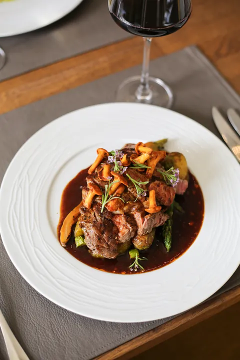 Veal entrecôte with a dark chanterelle sauce and salsa verde potatoes