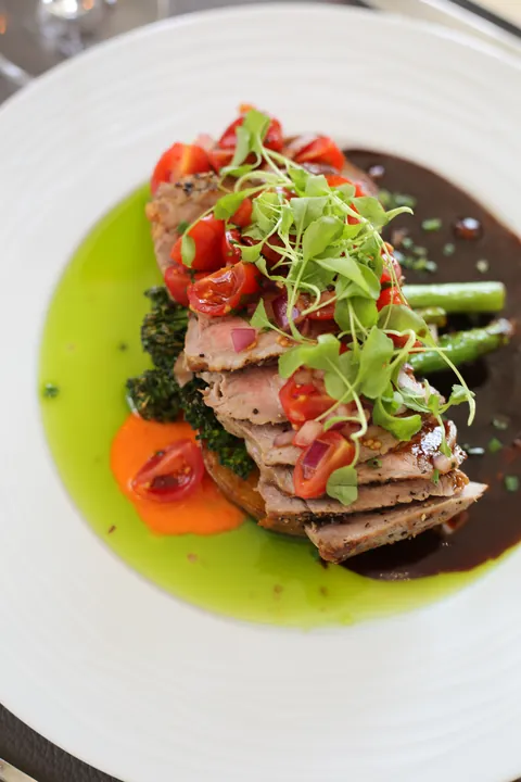 Sliced veal entrecôte with salsa cruda and fried potato