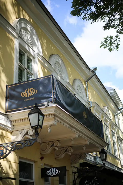 The yellow Empire façade of the Bassi house with the OOBU awning on Läntinen Rantakatu