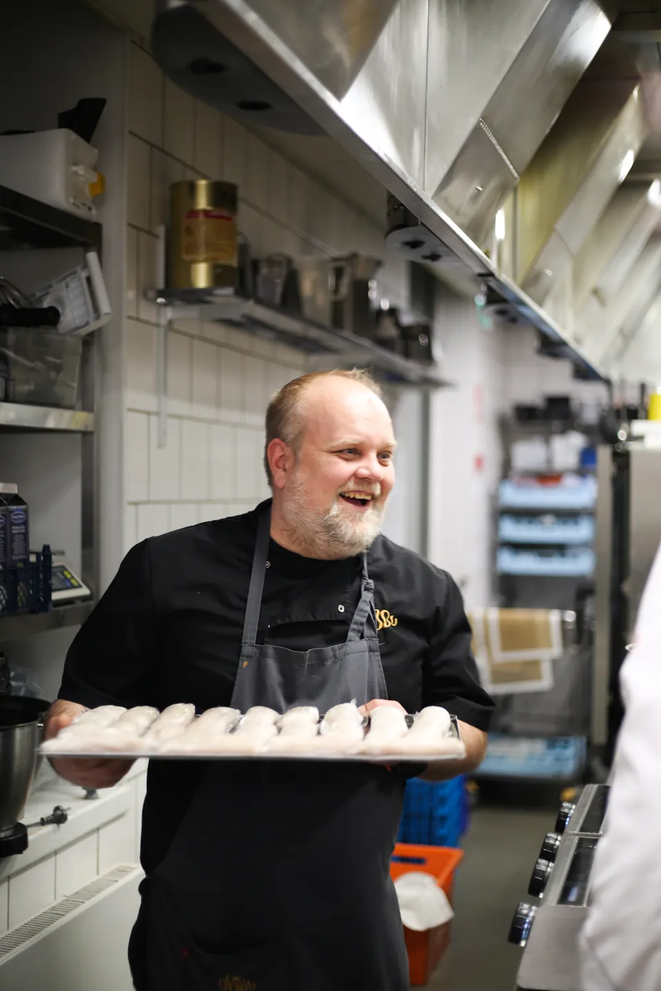Kokki kantaa tarjotinta pieniä annoksia