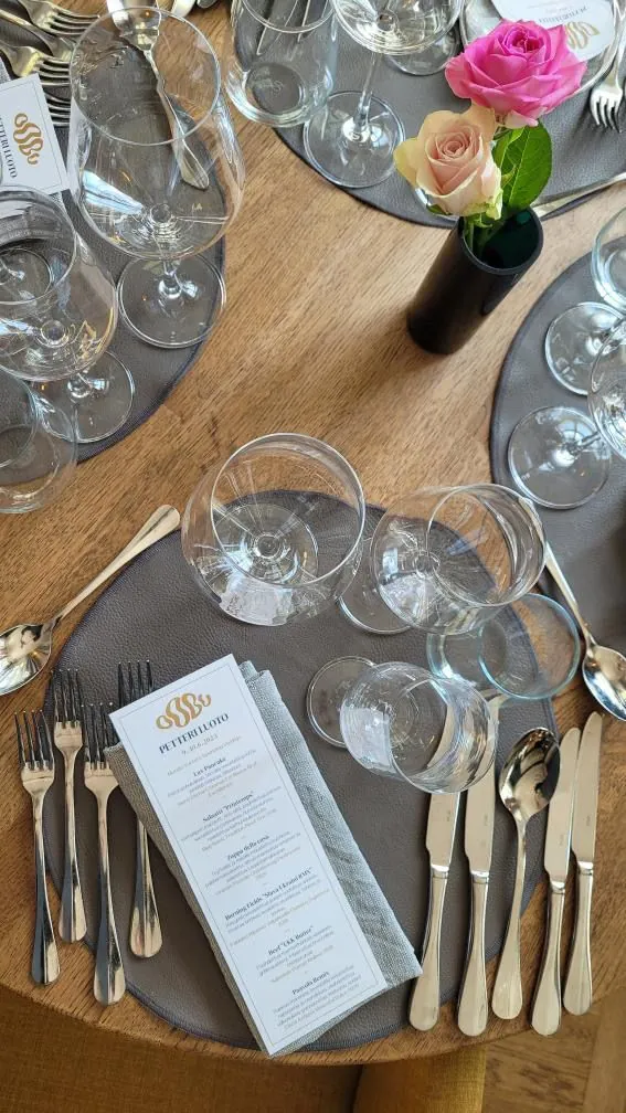 Katettu pöytä ja illan menu
