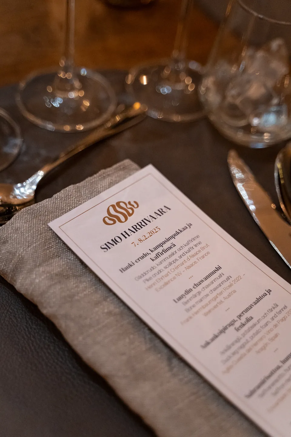 Illan menu ja lasit pöydällä