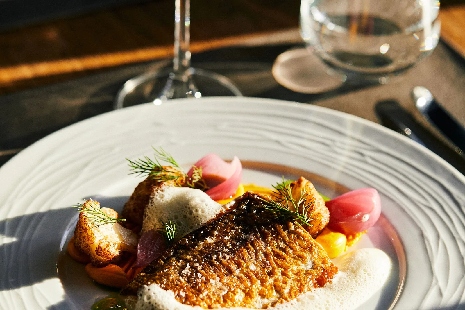 Pan-fried fish with sauce and vegetables