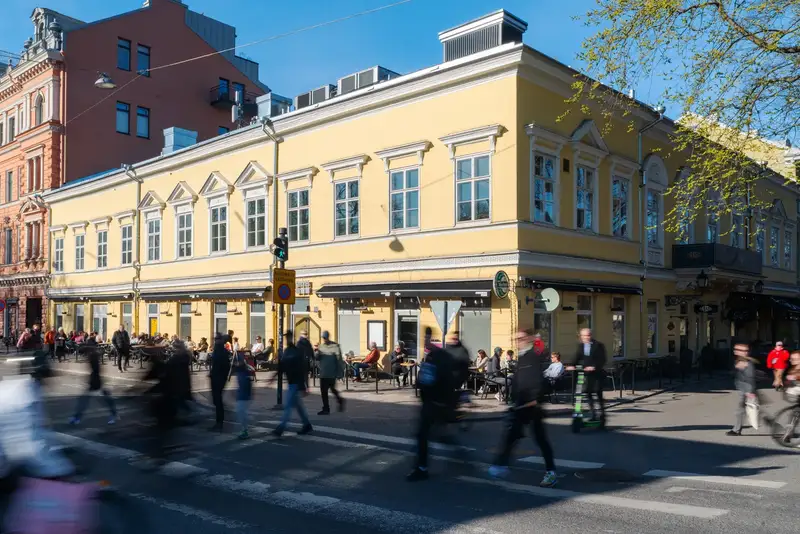 Bassin talo Läntisellä Rantakadulla Turun Aurajoen rannalla